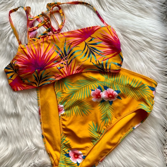 *sold* Tropical Bikini Top - Picture 3 of 8